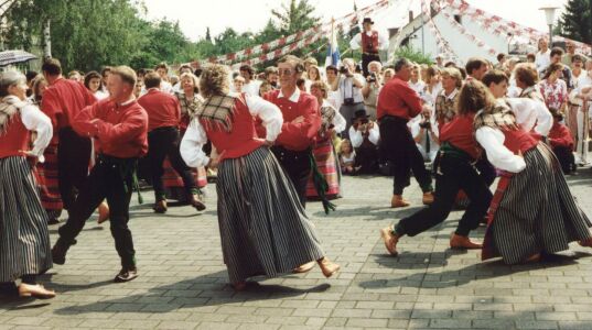 Folklore-Festival Forchheim 1992 - Auftritt vor der Anna-Kirche